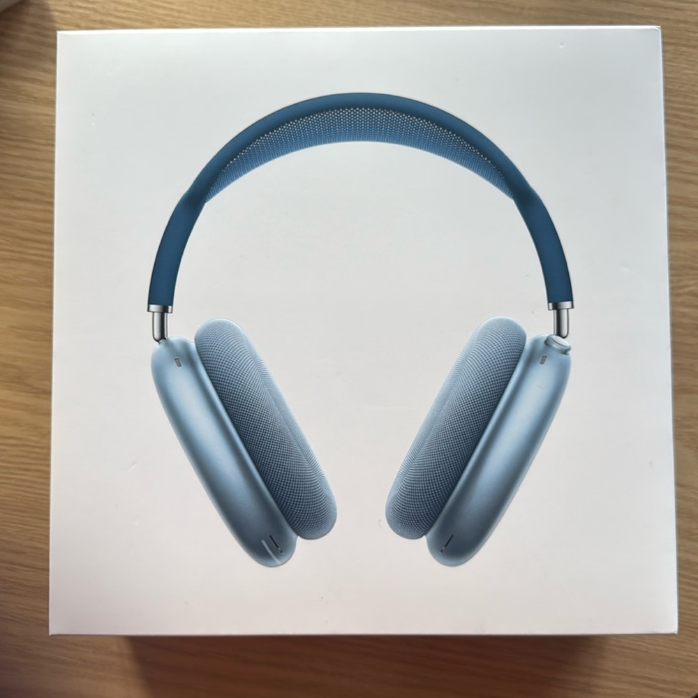 AirPods Max with smart case